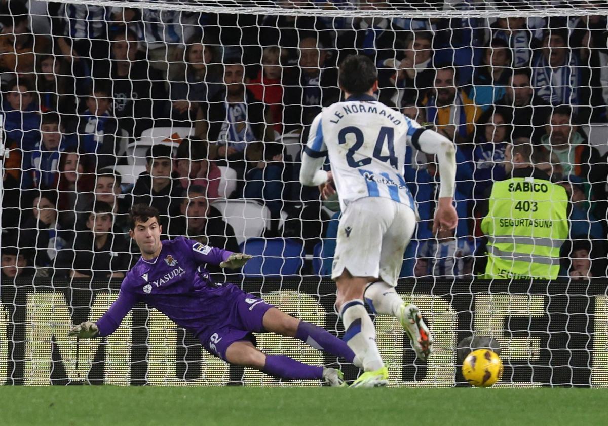 Marrero trata de detener el penalti de Rioja el día que debutó en Primera con la Real.