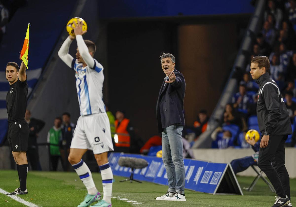Imanol Alguacil pide calma a sus jugadores durante el encuentro ante el Alavés.