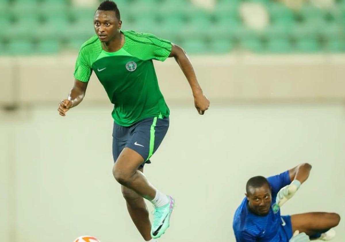 Umar Sadiq se ejercita con la selección nigeriana de fútbol.