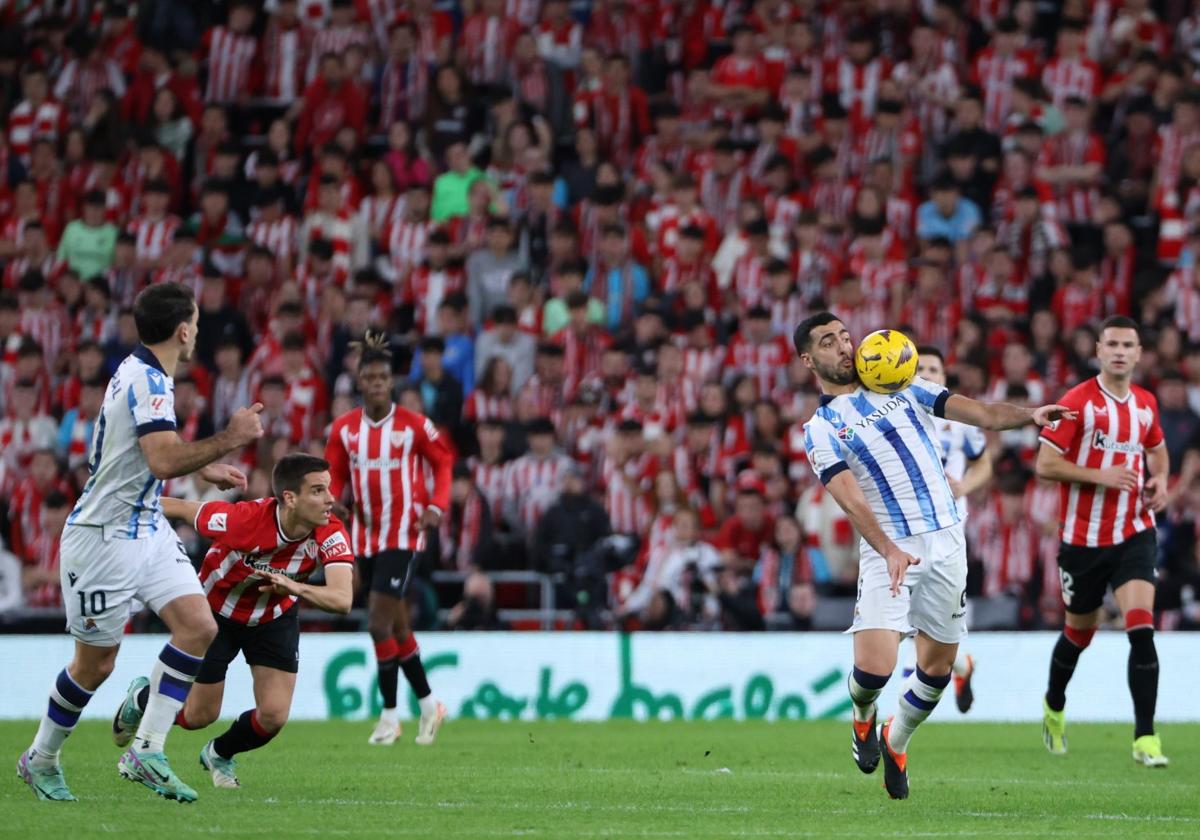 Merino controla un balón con el pecho ante la mirada de Guruzeta.
