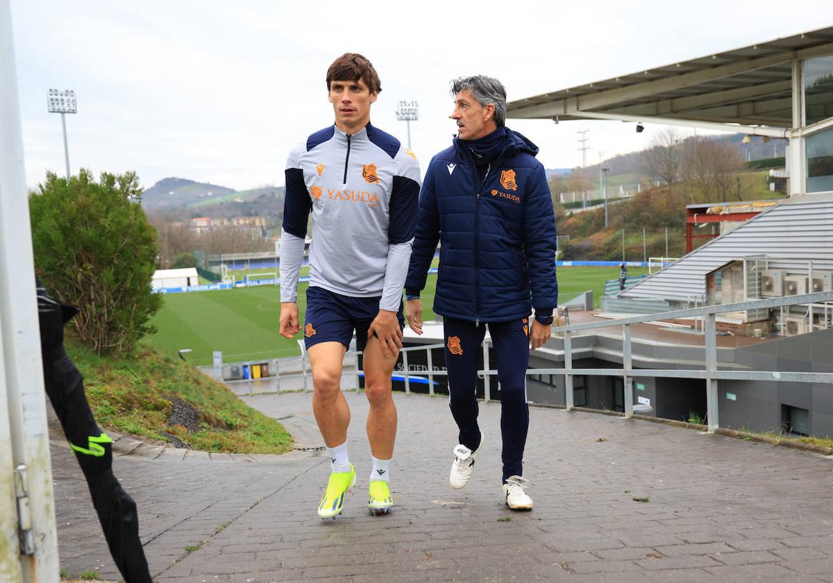Imanol Alguacil camina junto a Robin Le Normand en el entrenamiento de este martes en Zubieta.