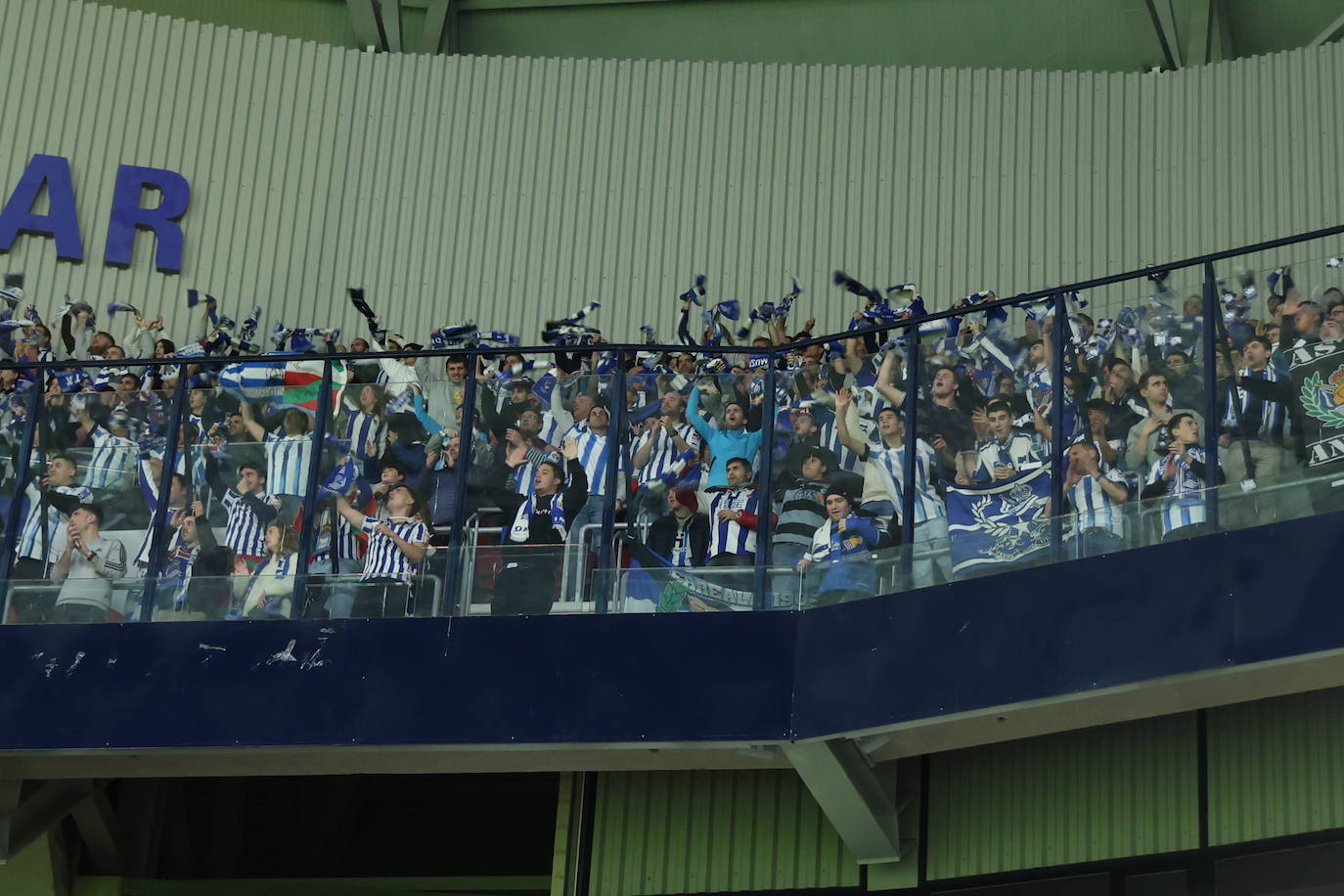 La afición de la Real no deja solo a su equipo