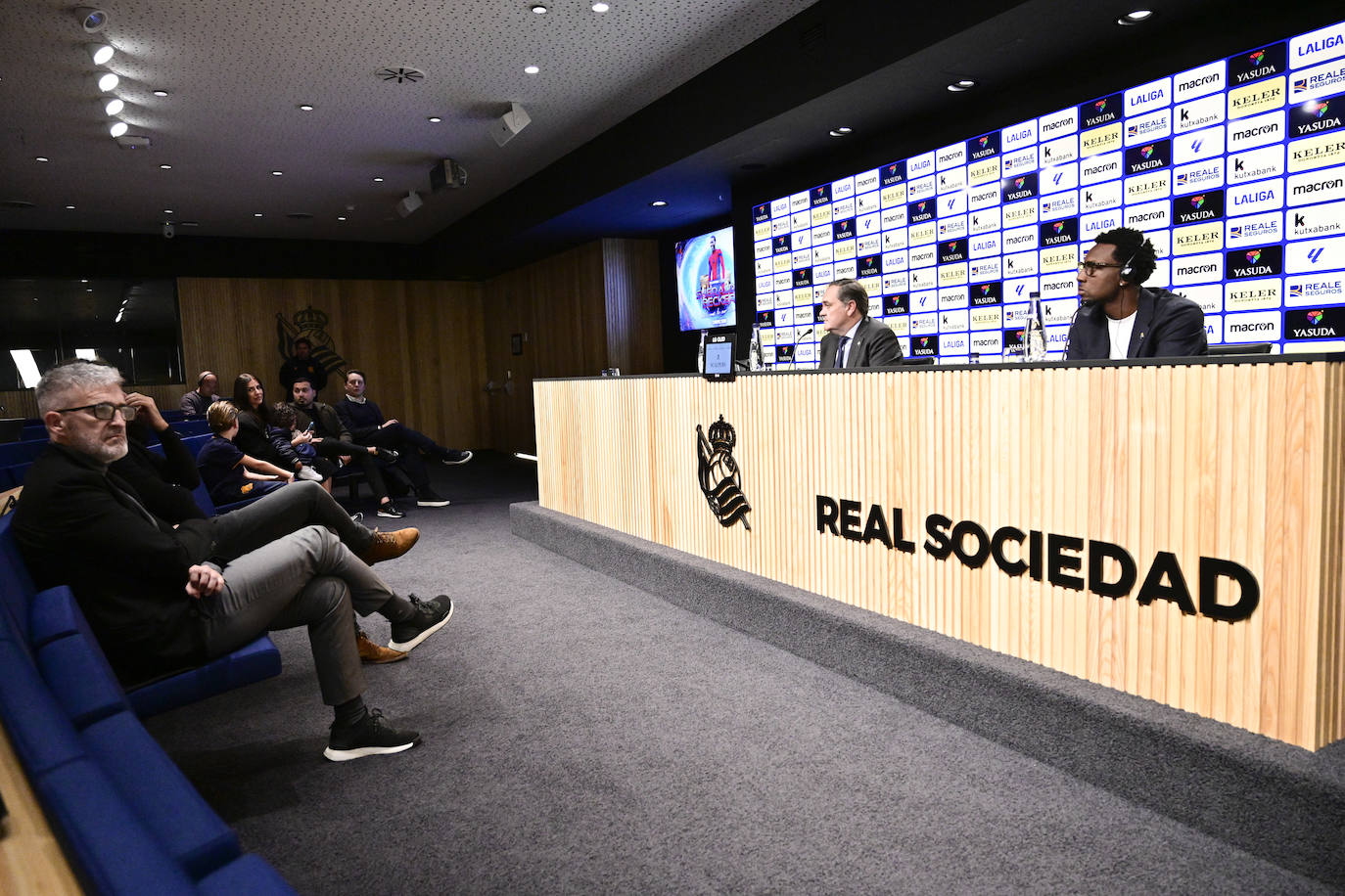 Sheraldo Becker ejerce de estrella