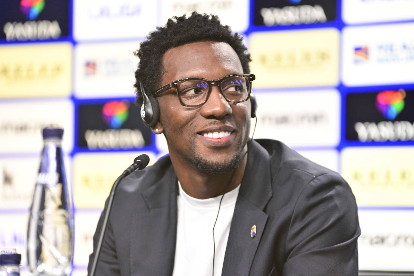 Sheraldo Becker ejerce de estrella