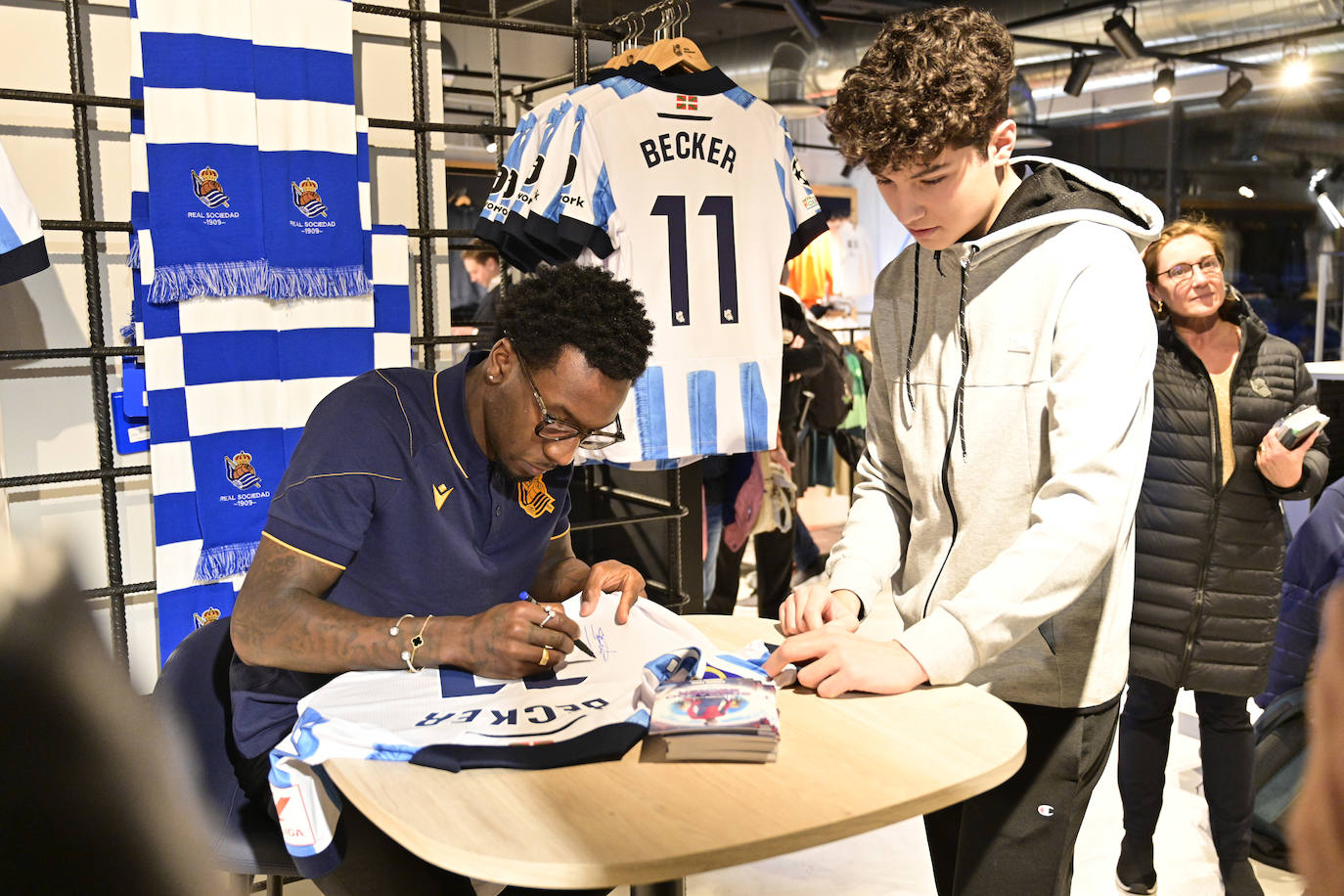 Sheraldo Becker ejerce de estrella