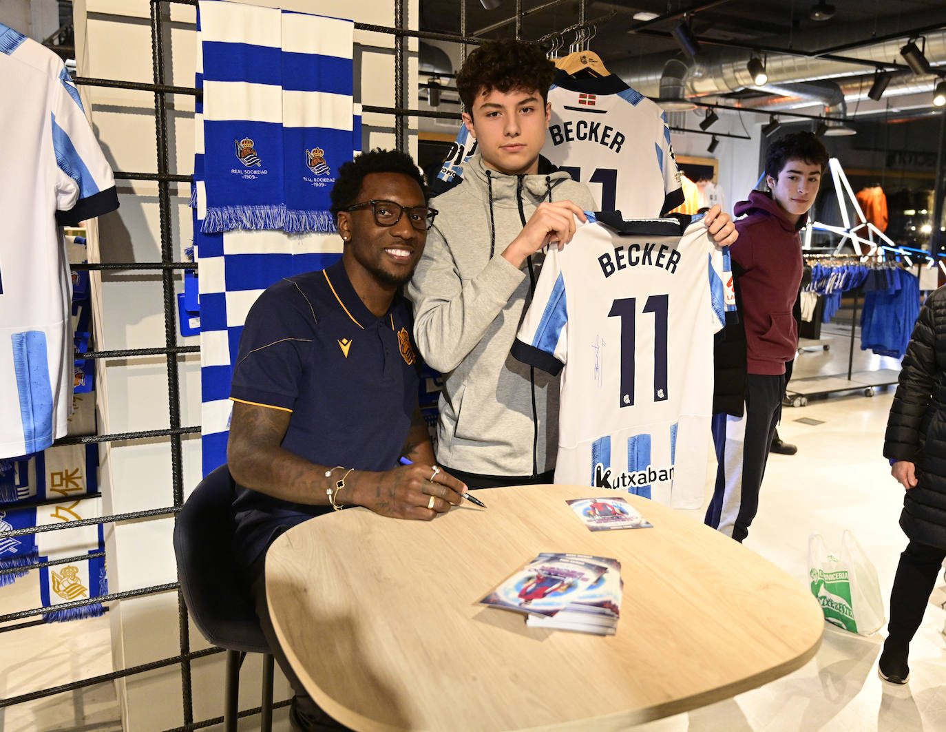 Sheraldo Becker ejerce de estrella