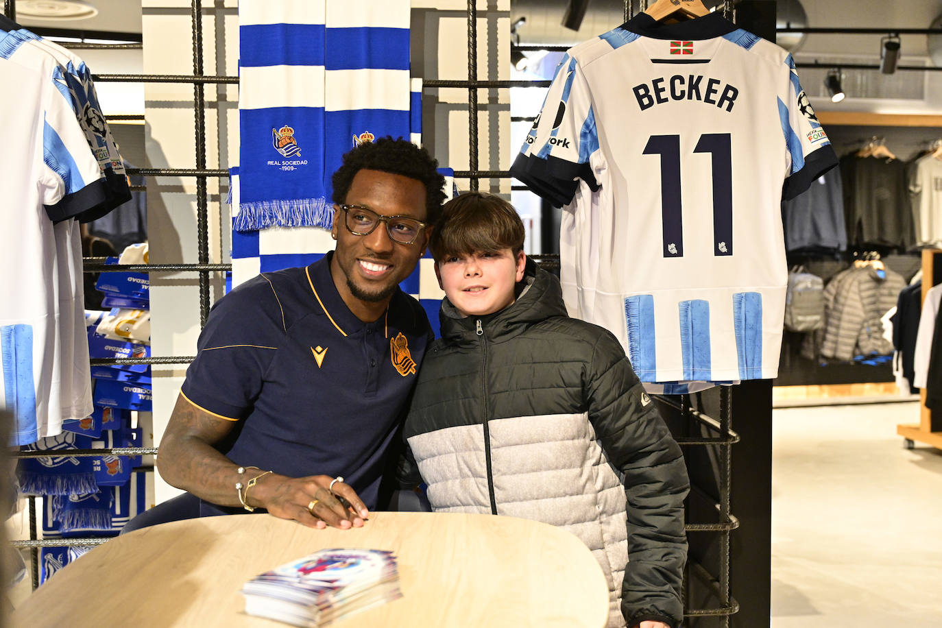 Sheraldo Becker ejerce de estrella