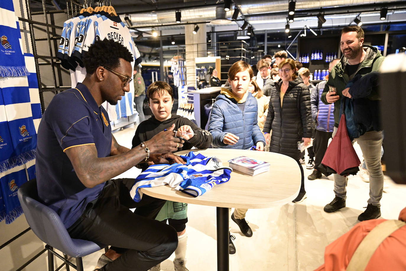 Sheraldo Becker ejerce de estrella