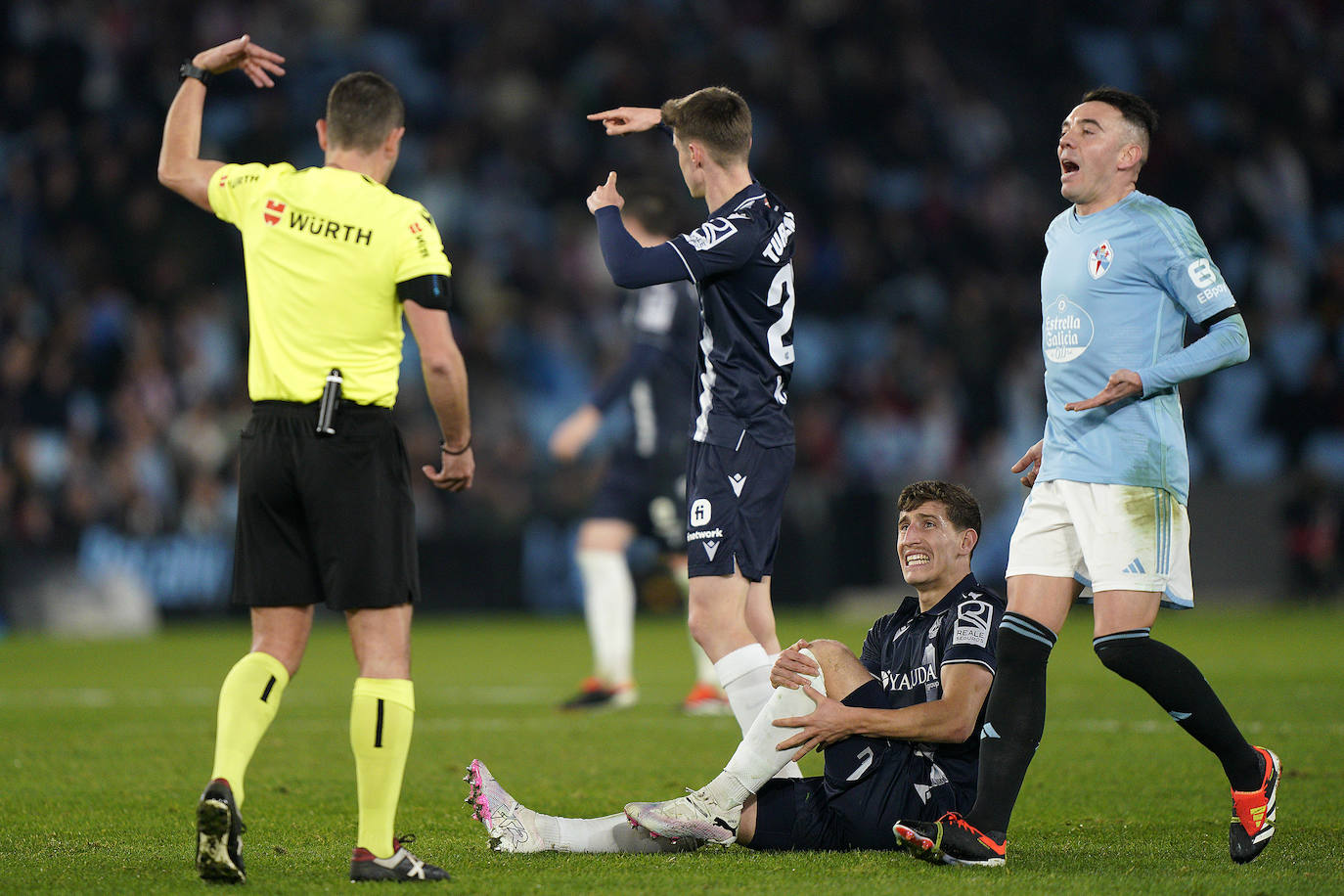 Aihen se lleva las manos a la rodilla tras la lesión.