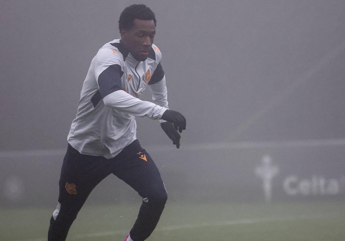 Sheraldo Becker se ejercita ayer en la sesión preparatoria de Vigo.