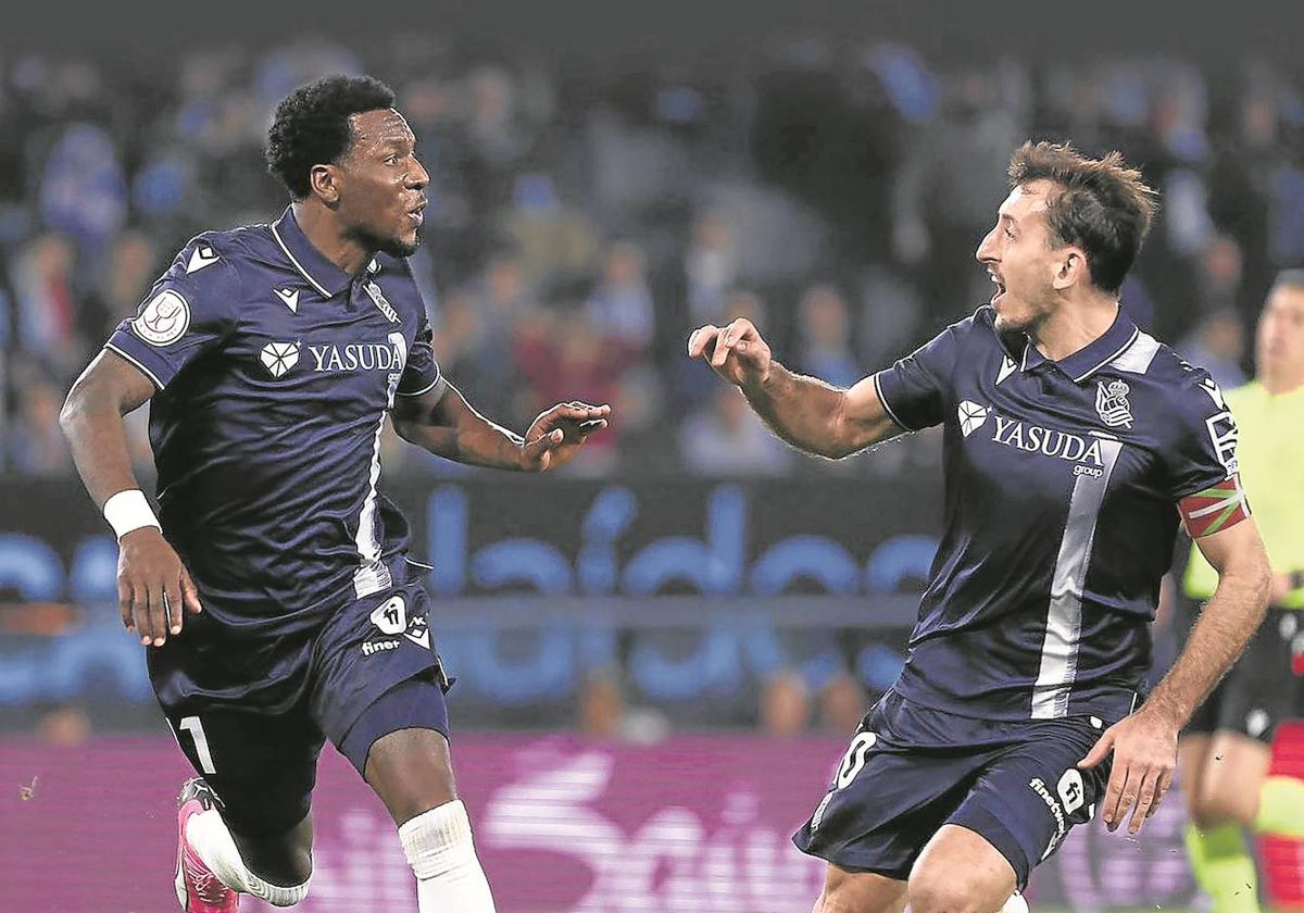 Sheraldo Becker celebra junto a Mikel Oyarzabal su primer gol como txuri-urdin el martes en Balaídos ante el Celta.