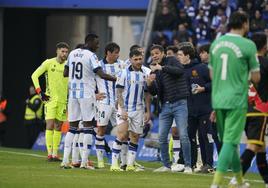 qMikel Labaka da instrucciones a Javi Galan durante el partido de este sábado contra el Rayo.