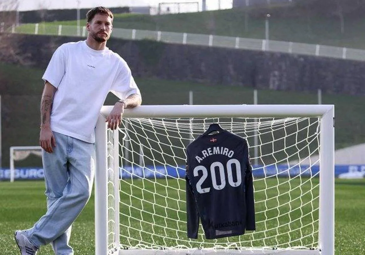 Álex Remiro posa con la camiseta que muestra sus doscientos partidos con la Real Sociedad.