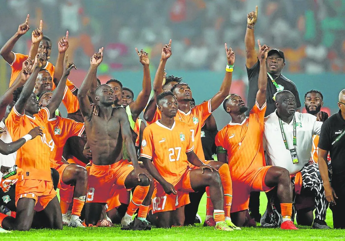 Los jugadores de Costa de Marfil señalan al cielo durante la tanda de penaltis ante Senegal.