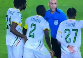El realista Hamari Traoré se encaró al árbitro al finalizar el encuentro de cuartos de final de la Copa África entre Mali y Costa de Marfil.