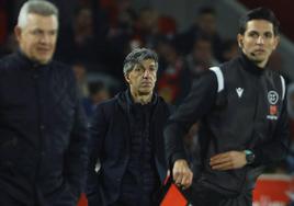 Imanol Alguacil sigue el partido de Copa entre el Mallorca y Real Sociedad por detrás de Javier Aguirre y el cuarto árbitro.