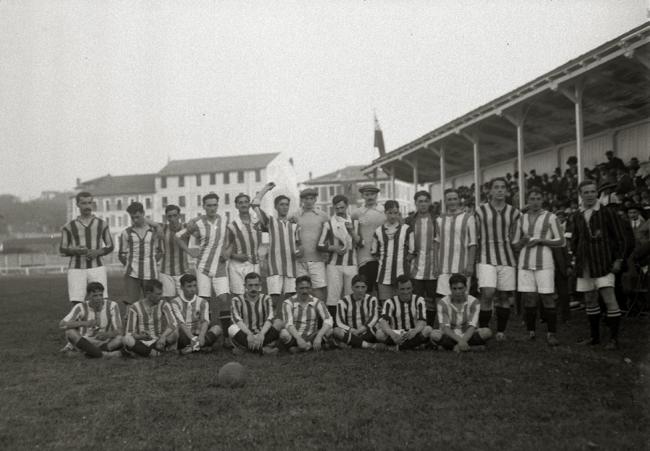 Jugadores del Vasconia y el Athletic posan juntos en el campo de Ondarreta antes de iniciar el partido.