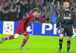 Juninho Pernambucano celebra ante Potillon su gol en Gerland.