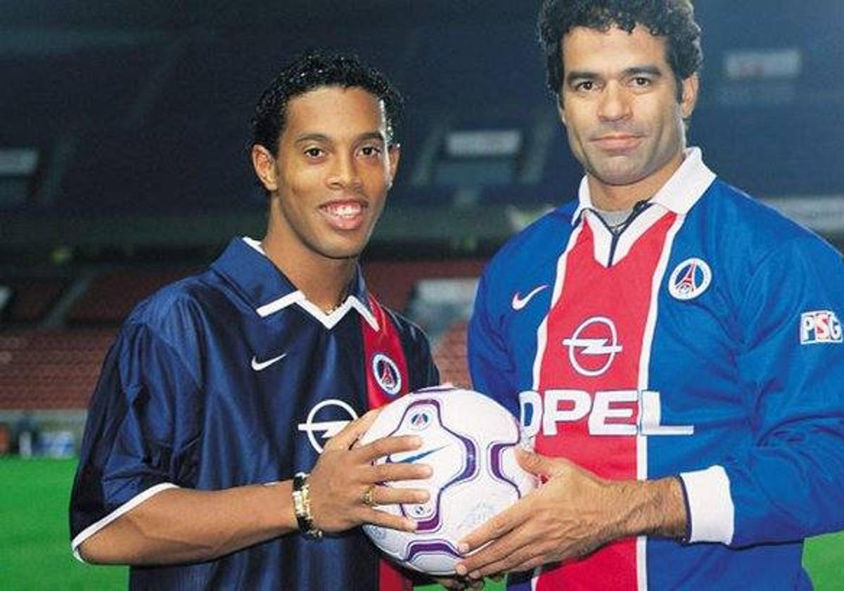 Los brasileños Ronaldinho y Rai, dos de las figuras históricas del PSG, juntos en el Parque de los Príncipes.