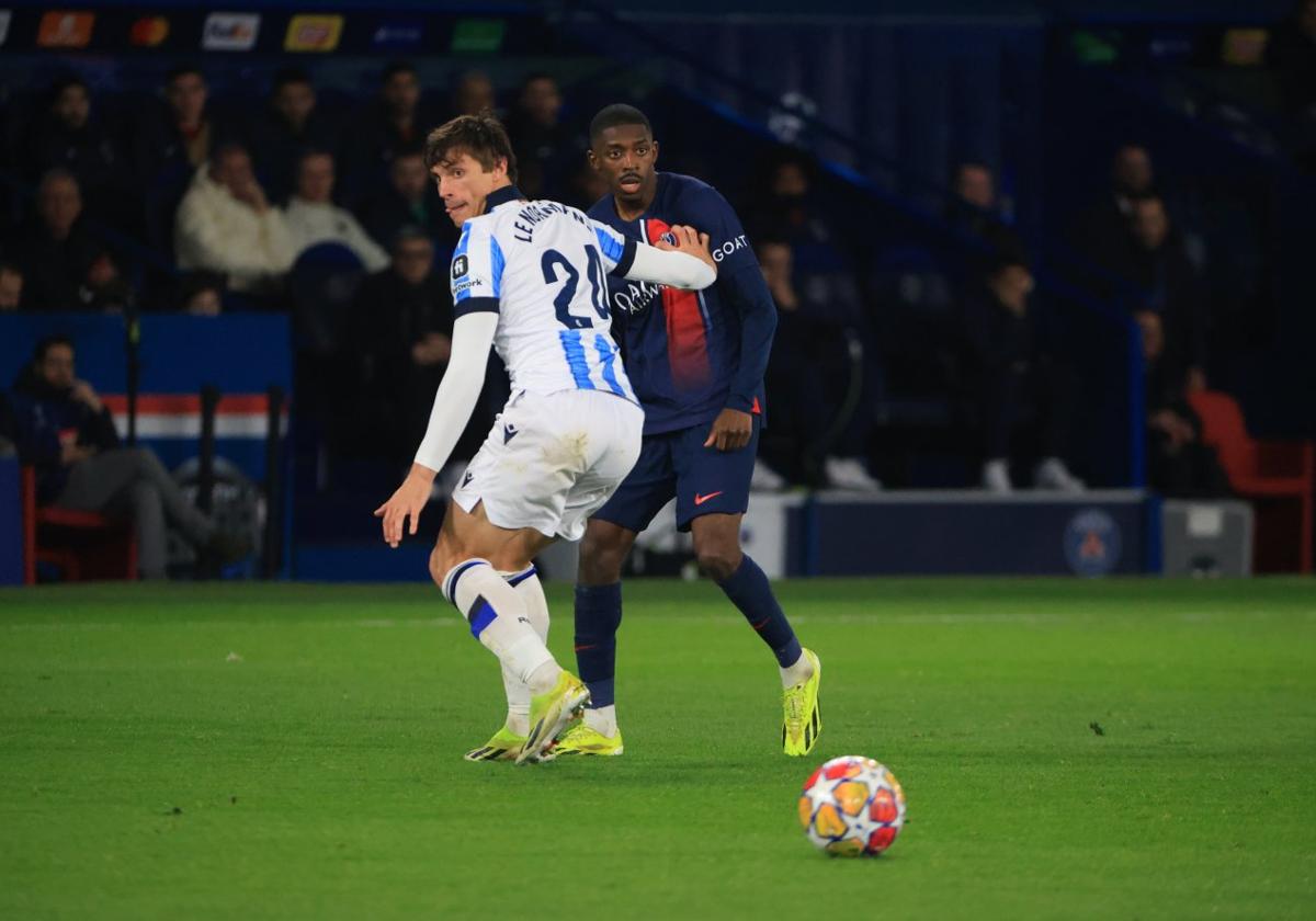 Le Normand frena a Dembelé, anoche en el Parque de los Príncipes.