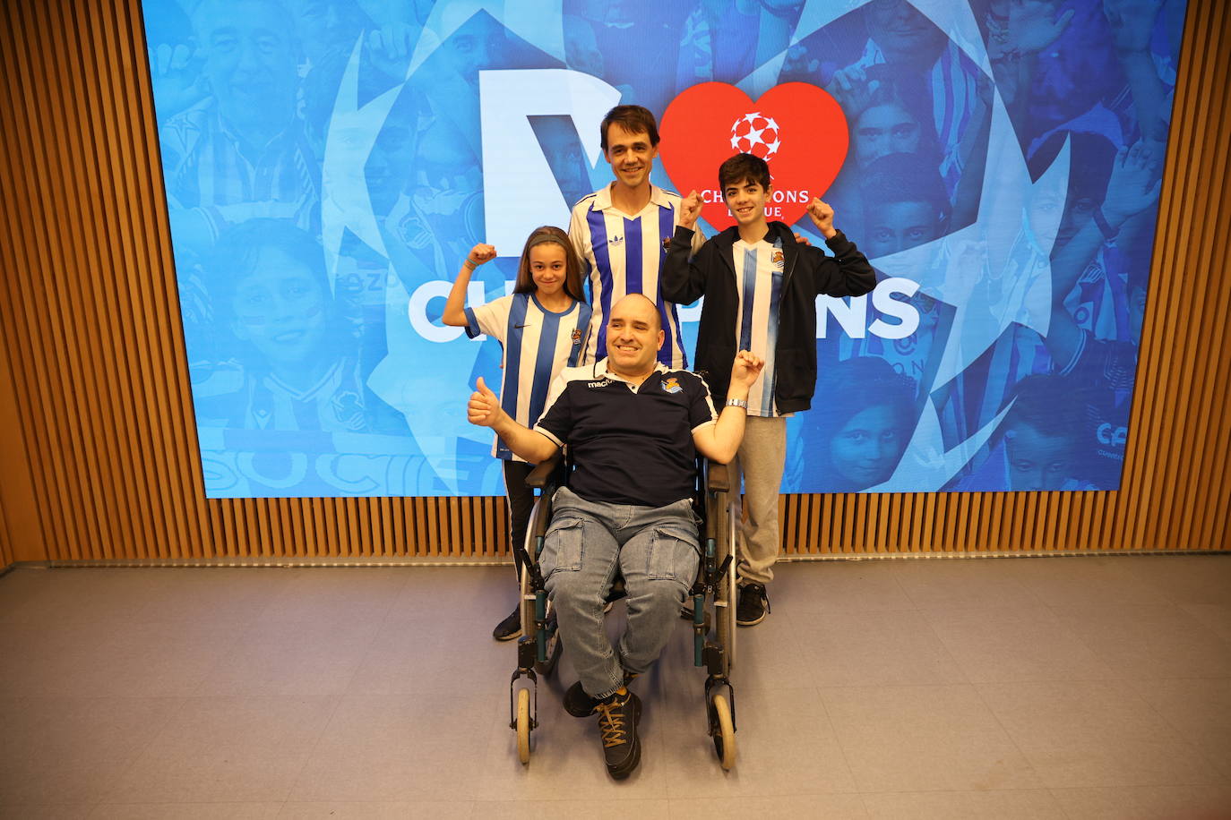 Clara, Iker y Ander Ortiz de Urbina, con Zarka Belastegui.