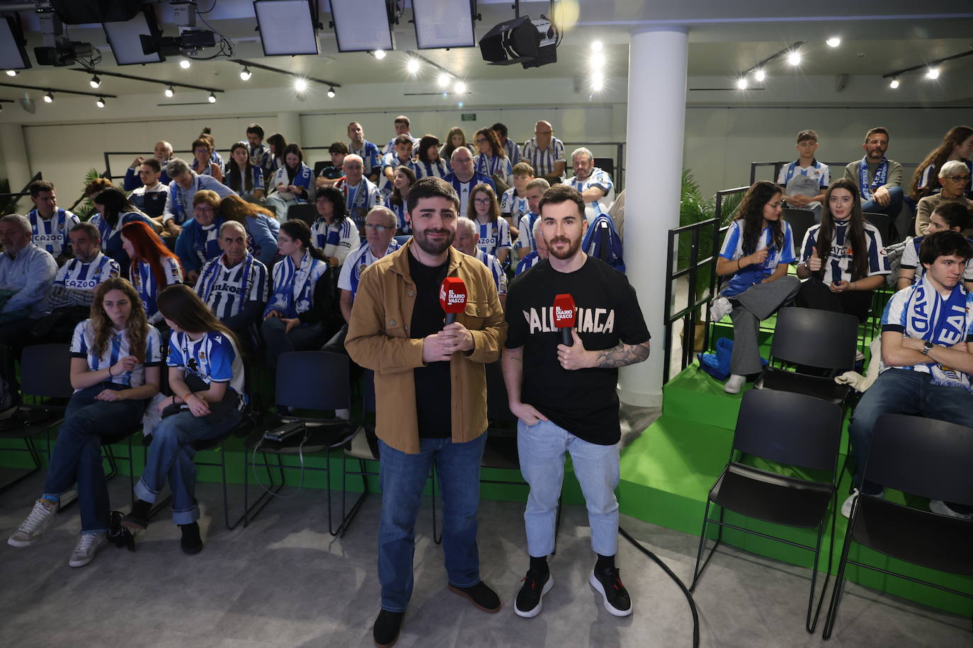Los periodistas de DV Beñat Barreto e Iñigo Villamia antes del comienzo de la retransmisión.