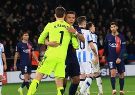 Remiro se abraza con Mbappé. Si el PSG es eliminado por la Real, ese del miércoles habrá sido su último choque de Champions con el PSG en París.
