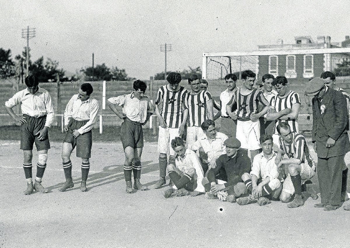 Imagen secundaria 1 - David González le entrega una fotografía a un responsable del ASF. Jugadores de la Real y el Red Star
