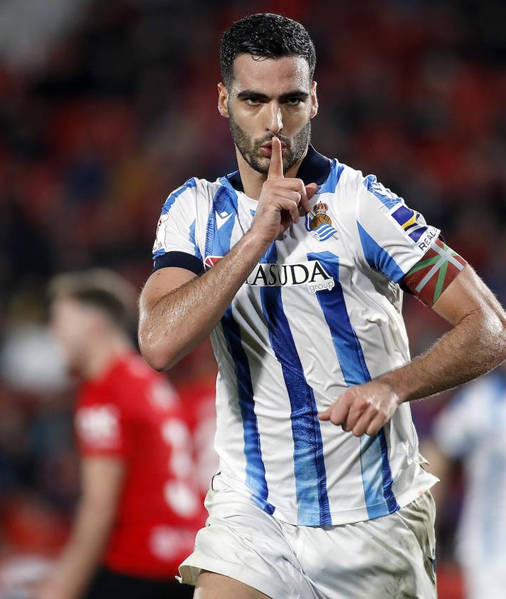 Imagen secundaria 2 - La celebración a lo &#039;mandando a callar&#039; de Mikel Merino