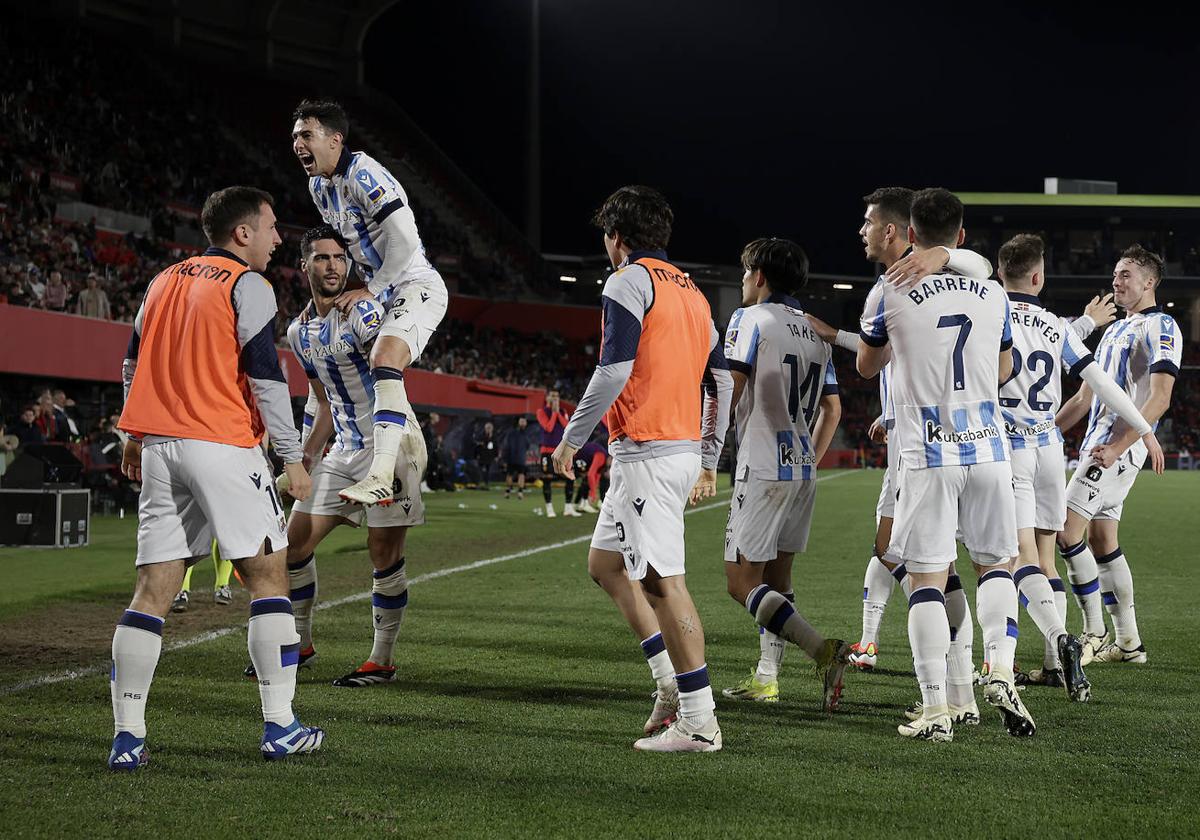 Los jugadores de la Real celebran el gol de Merino que ha supuesto la victoria.