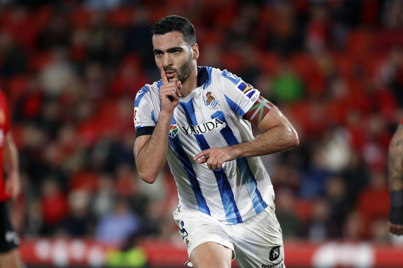 Mikel Merino realiza el polémico gesto tras su gol al Mallorca.