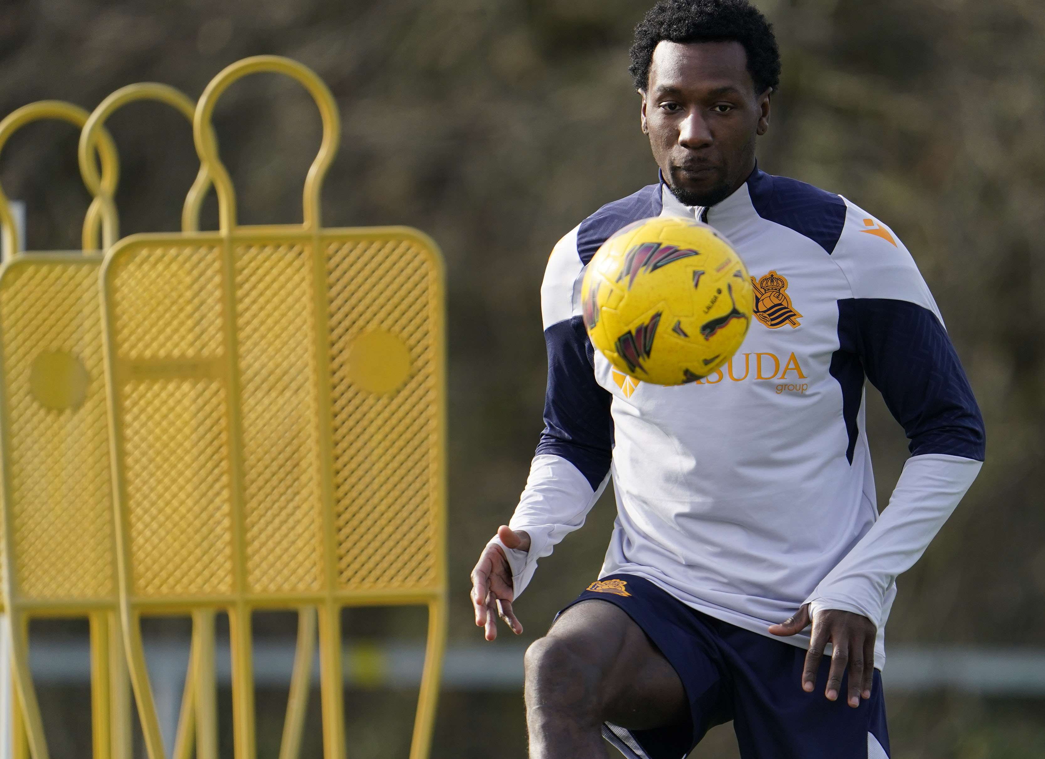 Sheraldo Becker realiza un entrenamiento en Zubieta