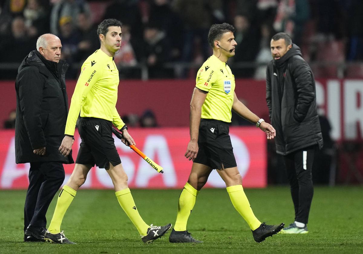 Gil Manzano abandona el césped de Montilivi el 3 de febrero tras el partido entre el Girona y la Real.