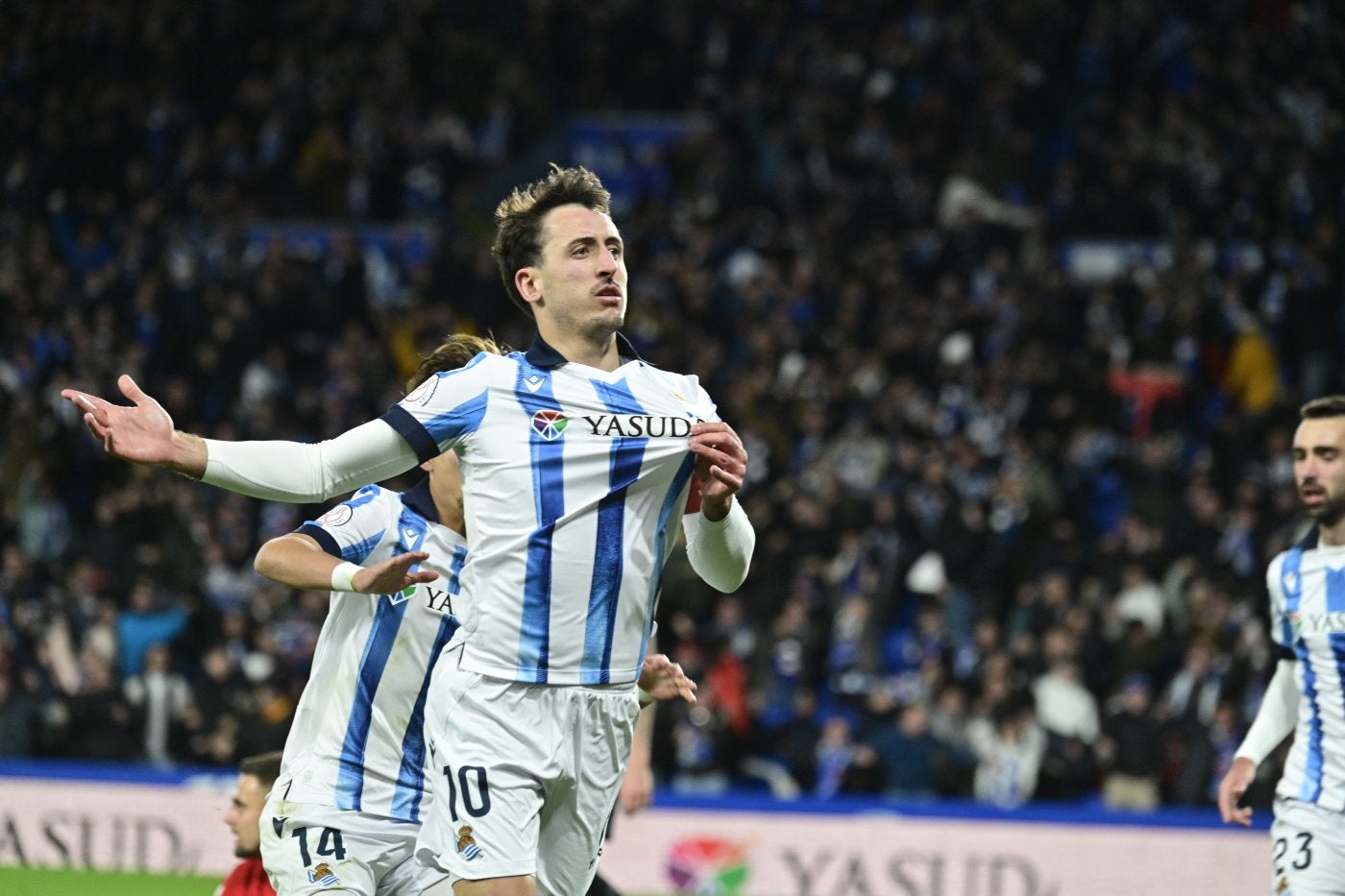 El capitán celebra el gol del empate con la mano en el escudo.