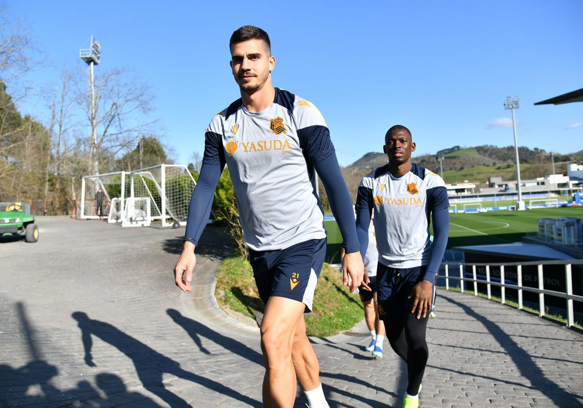André Silva se dirige a uno de los campos de entrenamiento en Zubieta.