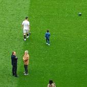 Aperribay y Olabe analizan sobre el césped la situación de la Real