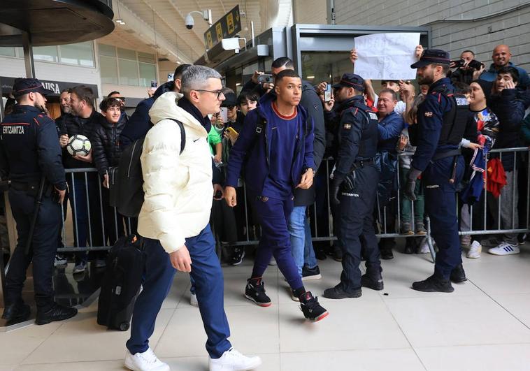 Mbappé, después de firmar autógrafos en el aeropuerto de Hondarribia.