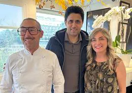 Iñaki Arrieta, cocinero del restaurante Rekondo, Nasser al-Khelafi y Lourdes Rekondo, ayer antes del almuerzo de la directiva del PSG.