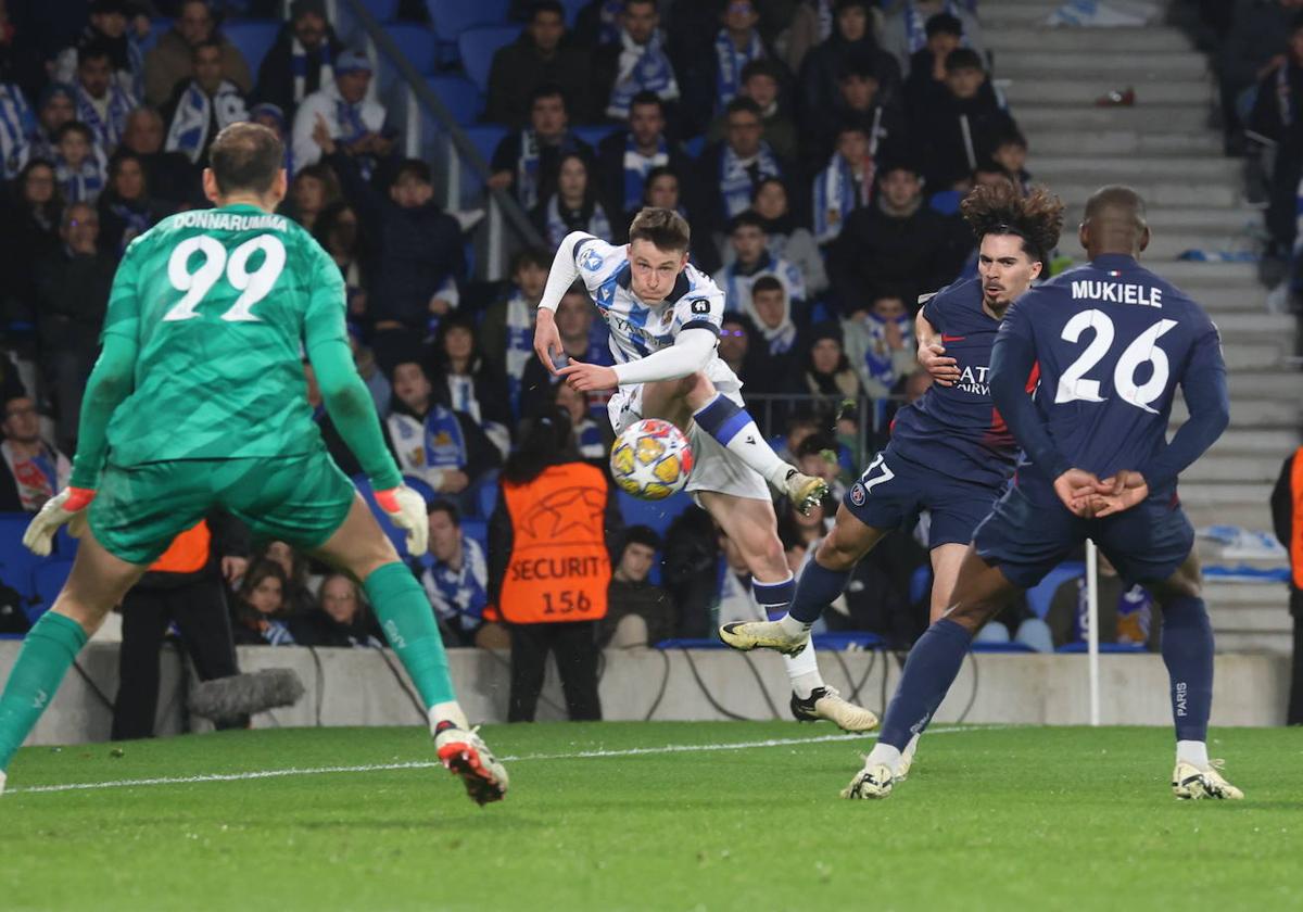 Beñat Turrientes golpea el balón con fuerza en el encuentro ante el Paris Saint-Germain.
