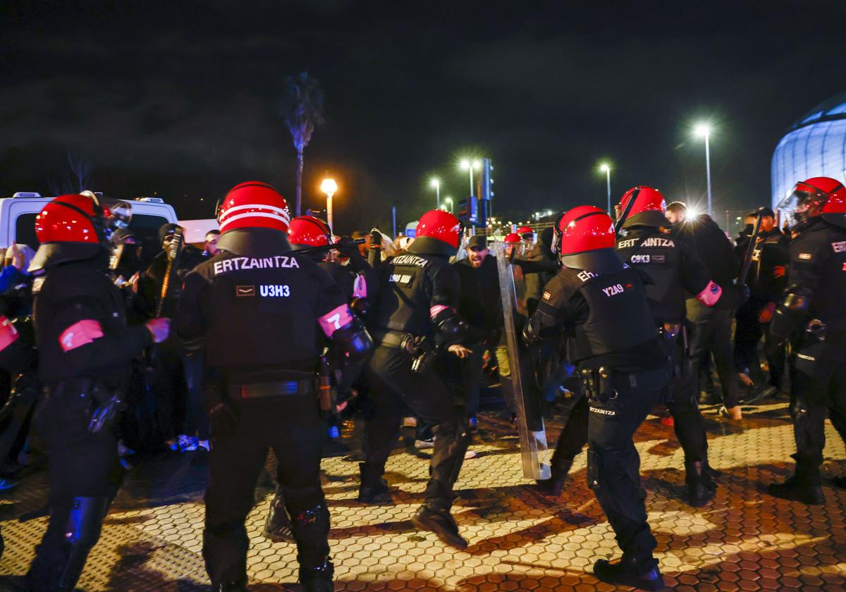 La Ertzaintza carga contra seguidores del Paris Saint-Germain a su llegada al Reale Arena.