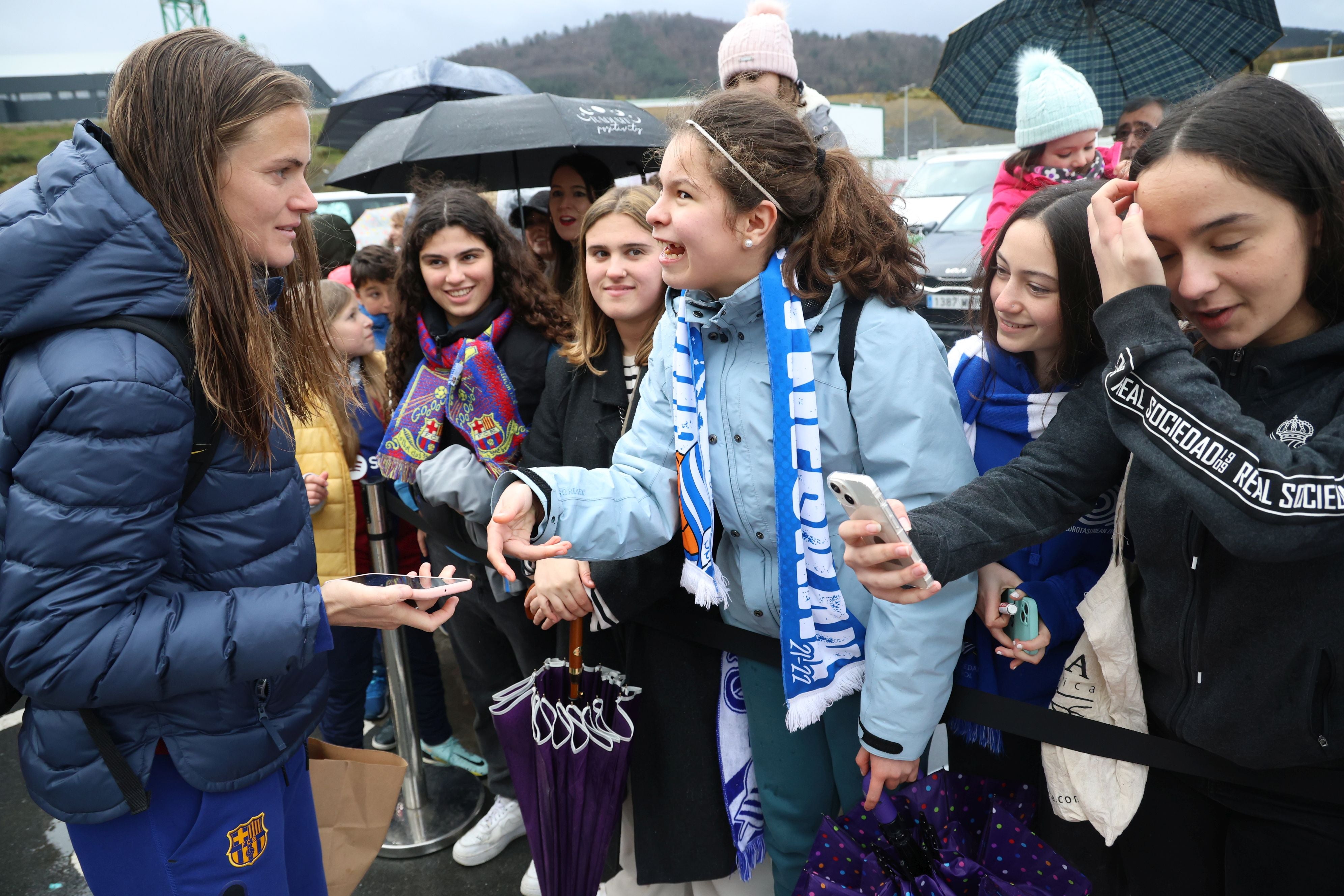 Irene Paredes se da un baño de masas en Zubieta