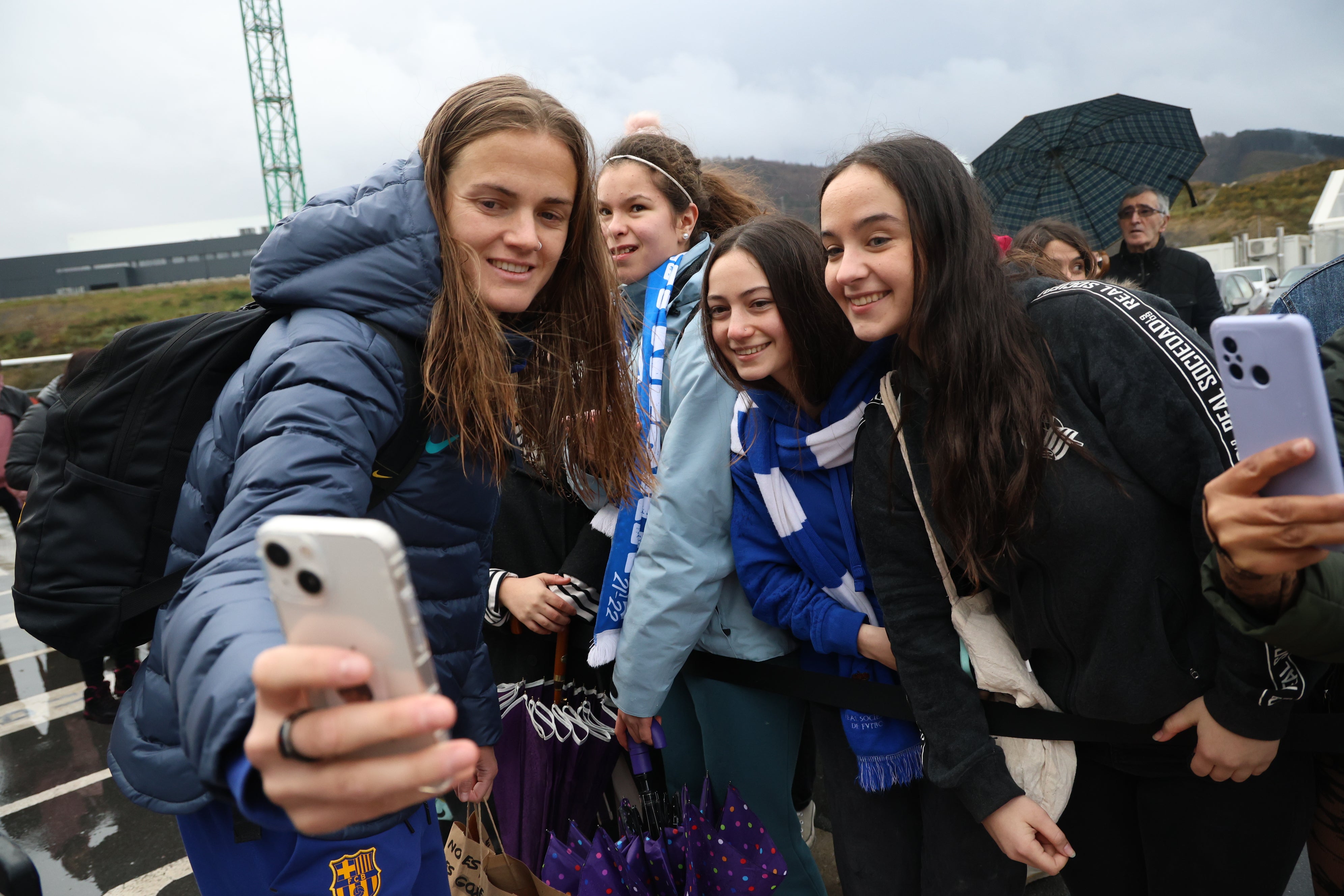 Irene Paredes se saca un selfi con varias aficionadas en Zubieta.