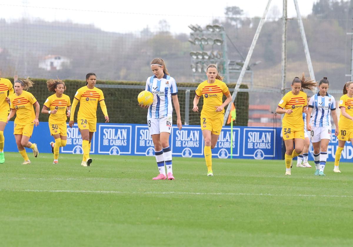 Mirari con el balón ante Irene Paredes durante el Real Sociedad - FC Barcelona