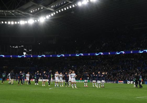 Los jugadores de la Real aplauden a la afición tras caer eliminados contra el PSG.