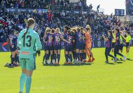 Final. Las jugadoras del Barcelona celebran el título de la Supercopa de 2023 delante de Elene Lete.