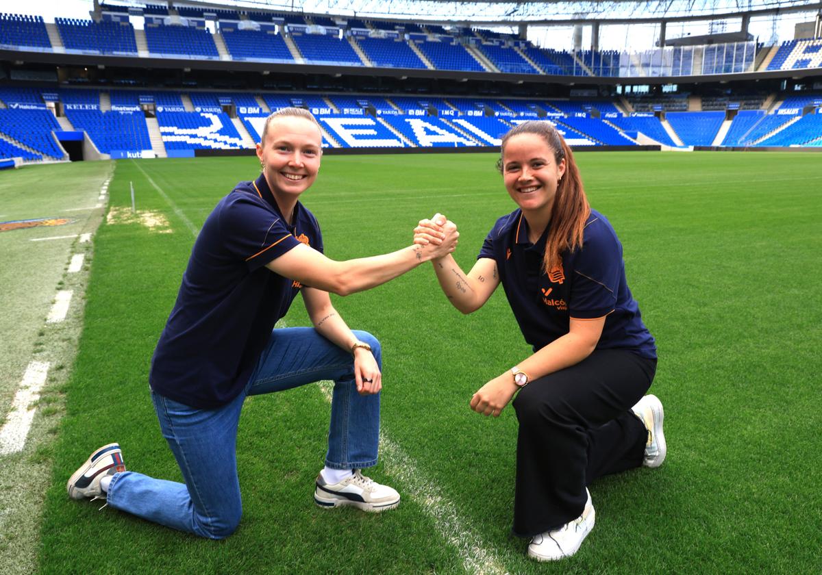 Sanni Franssi y Nerea Eizagirre se chocan la mano, este jueves sobre el césped del Reale Arena.