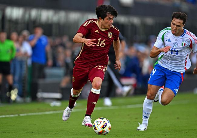 Jon mikel Aramburu perseguido por Federico Chiesa en el partido disputado en Fort Lauderdale.