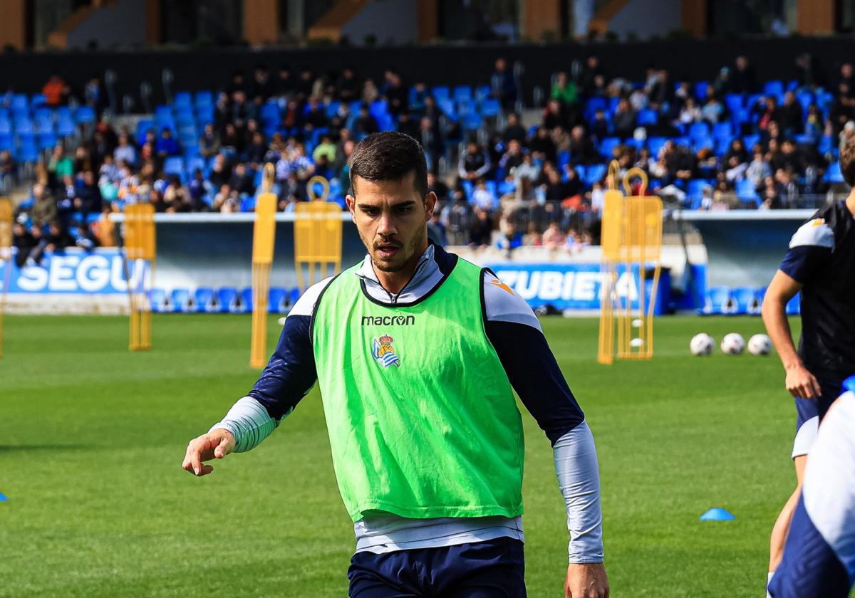 Expectación. André Silva realiza un pase ayer en el entrenamiento a puerta abierta en Zubieta.