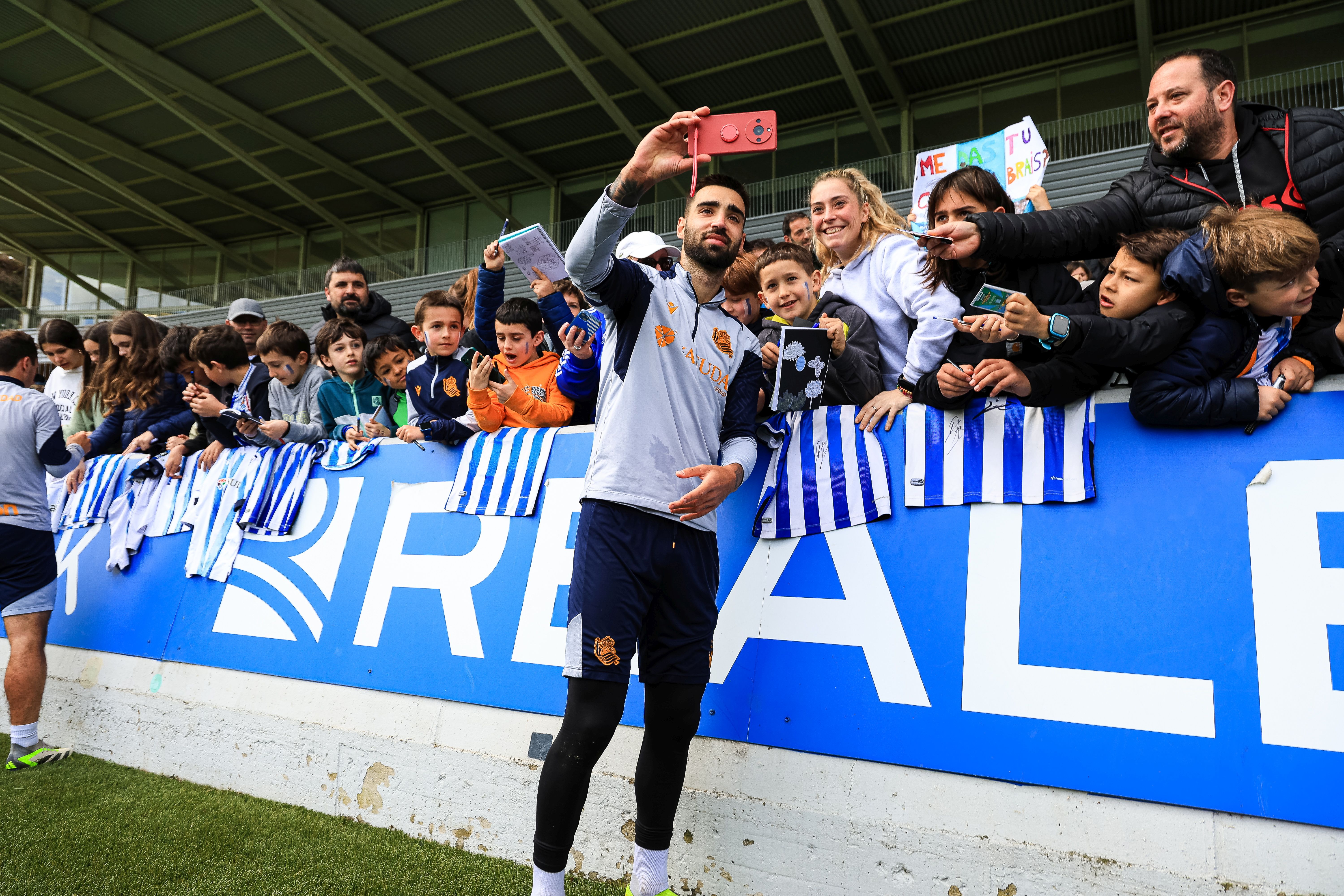 La Real se da un baño de masas en el entrenamiento en Zubieta