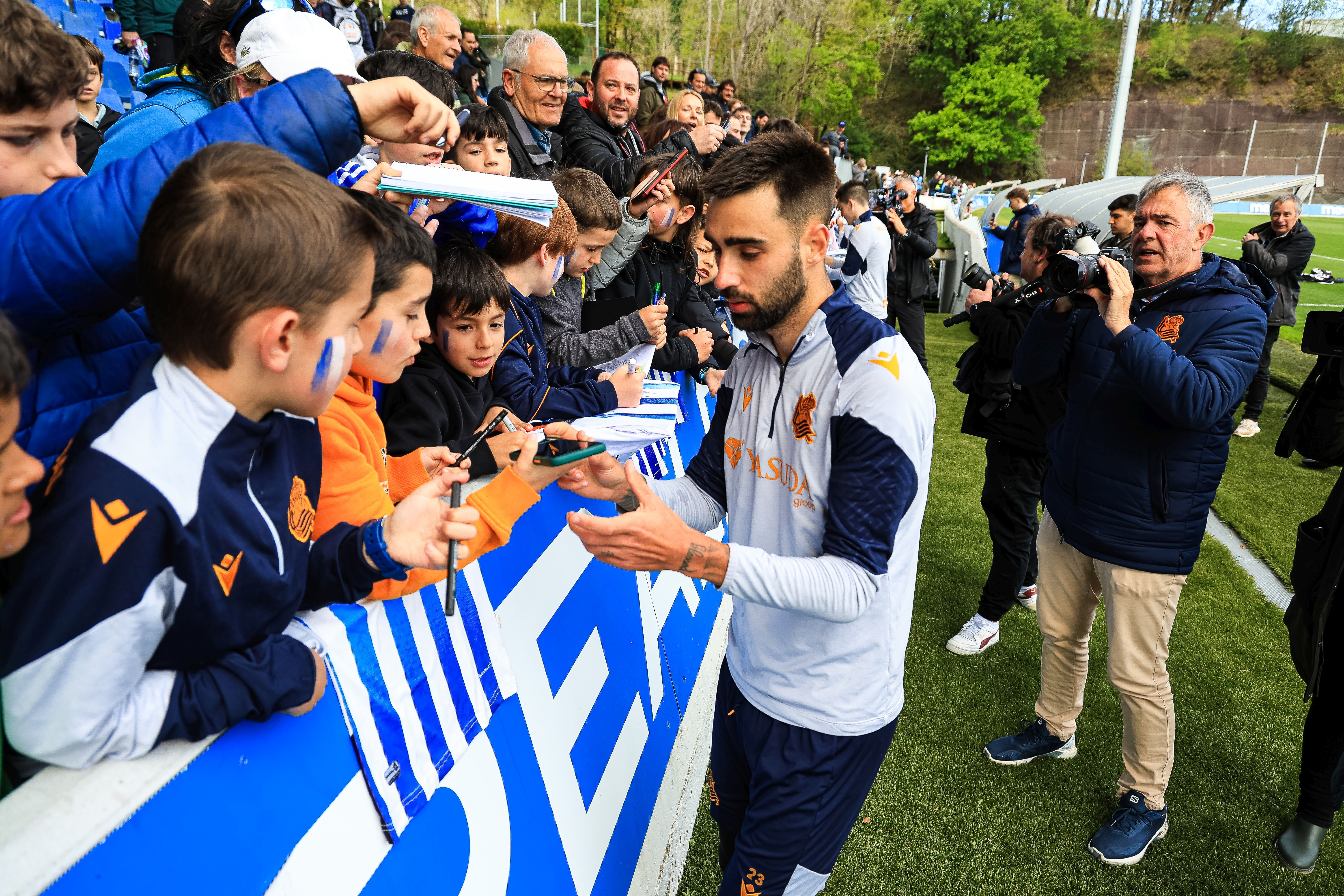 La Real se da un baño de masas en el entrenamiento en Zubieta